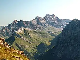 L'arête de l'Argentine (centre gauche) avec, au dernier plan, les sommets du massif des Diablerets.