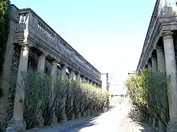 Colonnade de l'entrée du château de Castille.
