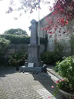 Le monument aux morts.