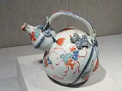 Verseuse en forme de gourde, Arita, style kakiémon, vers 1670-1690 (Art Institute of Chicago).