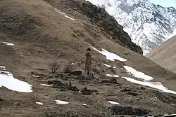 Tour en pierre dans un paysage montagneux.