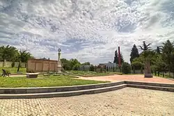 Photo d'un mémorial avec une cathédrale dans le fond.