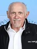 Armin Shimerman prête sa voix pour le Docteur Néfarious.