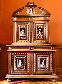 Armoire à deux corps à décor d'émail 1.