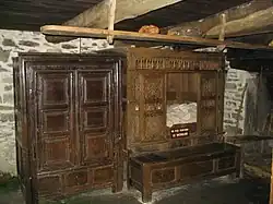 Armoire du XVIIIe&nbsp;siècle, lit-clos et banc-coffre de la maison Cornec à Saint-Rivoal dans le Finistère