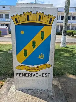 Armoiries de Fénérive-Est devant la mairie