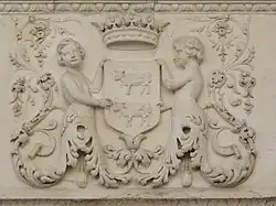 Photographie en couleurs représentant un décor mural sculpté.