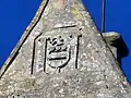 Armoiries de l'abbaye de Fécamp sur la tour de l'église.