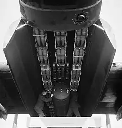La soute à bombes d'un Avro Lancaster montrant le chargement usuel pour un bombardement incendiaire : la plus grosse, l'explosive, « Cookie » (1&nbsp;814&nbsp;kg) et les petites incendiaires (14&nbsp;kg), avant un raid sur Brême, en septembre 1942.