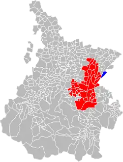 Carte indiquant l'emplacement d'Arné en bleu dans son intercommunalité en rouge au sein du département des Hautes-Pyrénées.
