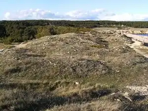 Vue de la couche d'effondrement sur l'ouvrage défensif au nord du site de l'Arquet.