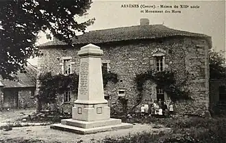 Le monument aux morts devant une maison du XIIIe&nbsp;siècle.
