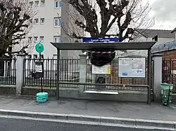 Abribus JCDecaux implanté à Villejuif, accompagné d'un poteau d'arrêt temporaire et un panneau SIEL recouvert d'une bâche.