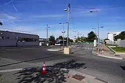 Arrêt des bus sur le parvis de la station de métro de La Fourragère.