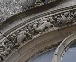 Détail des sculptures du portail.