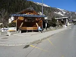 L'aubette de l'arrêt de la gare du réseau Chamonix Bus, situé en bordure de la route de Montroc.