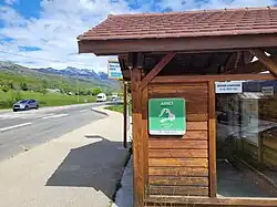 Photo d'un abri avec le panneau Rézo Pouce fixé sur le côté.