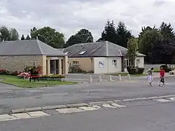 La médiathèque (ancien lavoir) et salle polyvalente.