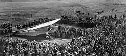 Photographie de la foule et de l'avion arrêté.