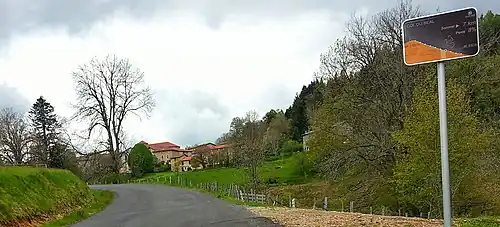 Entrée de Saint-Pierre la Bourlhonne.