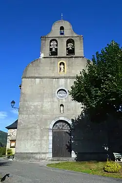 L'église à clocher-mur galbé.
