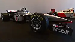 Photo vue de côté droit d'une monoplace grise et noire.