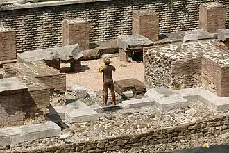 Photographie en couleurs de la scène d'un théâtre antique.