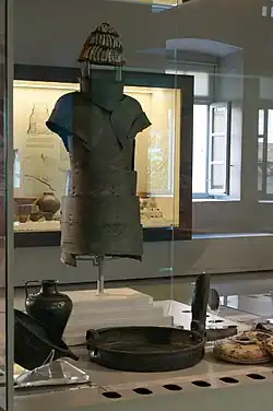 Panoplie de Dendra avec objets funéraires trouvés dans la tombe à chambre 12 à Dendra