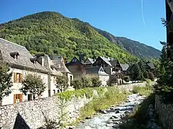 le Ticó Blanc 2&nbsp;162&nbsp;m en arrière plan et la rivière Valarties