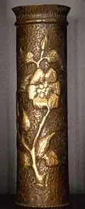 Vase à décor floral réalisé dans une douille d’obus, artisanat de tranchée de la Première Guerre mondiale.