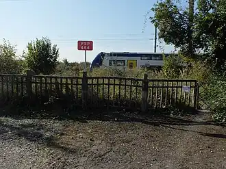Vue sur le portillon qui permettait d'accéder aux quais de la halte, depuis le parvis.