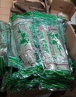 Feuilles vendues pour confectionner soi-même les zongzi, à Paris.