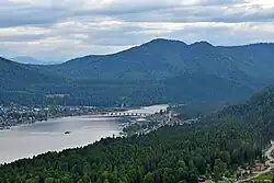 Artybach (à droite du lac) et Iogatch (à gauche).