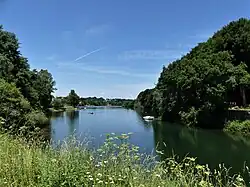 L'anse de Cayras à Arvieu, au sud-ouest du lac de Pareloup.