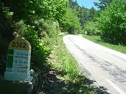 Borne kilométrique et ascension en forêt.