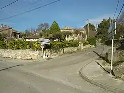 Le départ de la montée à Brouzet-lès-Alès, à l'intersection (195&nbsp;m) des routes D7 et D607.