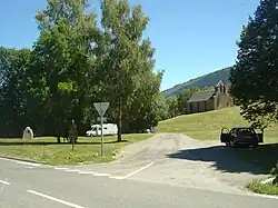Après Garin, la chapelle Saint-Pierre et la stèle en l’honneur de Pierre de Gorsse.
