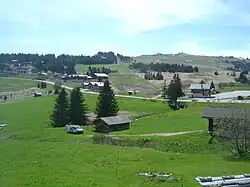 Début de l’ascension depuis le bas de la station des Saisies. Vue sur le signal de Bisanne (1&nbsp;941&nbsp;m) plus haut à droite