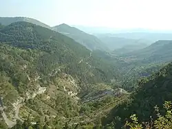 Plus bas, la route de Lucéram.