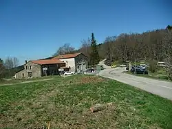 Auberge du collet de Doizieux (ou Croix du Collet, 946&nbsp;m) après 10,6&nbsp;km d’ascension.