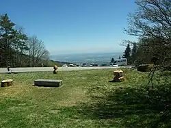 Aire de pique-nique et vue sur la vallée du Rhône au collet de Doizieux (946&nbsp;m) après 14,5&nbsp;km de montée.