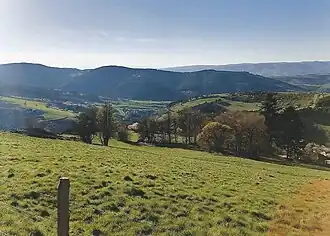 Panorama entre les lieux-dits « La Bonnetanche » et « Luclas » sur la route D120. À droite la colline de Mauchamp au-dessus de Doizieux.