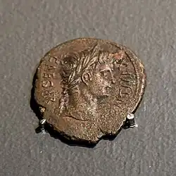 As d'Auguste à l'autel du sanctuaire fédéral des Trois Gaules (au revers) Lugdunum, 10-7 av. J.-C.