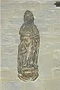 Photographie d’une statue de saint Mathieu l’Évangéliste, en bois sculpté polychrome du XVIIe&nbsp;siècle.