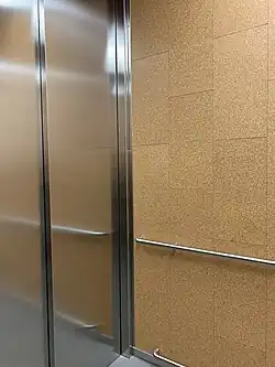 Intérieur de l'ascenseur de la MÉCA