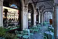 La terrasse sous les arcades.