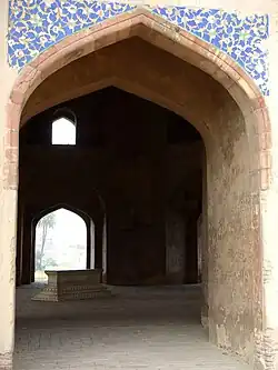 Un sarcophage bordé d’une arche de tuiles kashi en tympans.