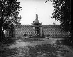 Photo de l'asile, un bâtiment de trois étages très allongé.