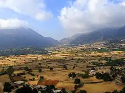 Plateau d'Askýfou. En arrière-plan, le début des gorges qui mènent vers Sfakiá.
