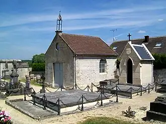 La chapelle funéraire des descendants du maréchal de Moncey au cimetière d'Asnières-sur-Oise : il s'agit de la petite chapelle à droite, récemment restaurée.